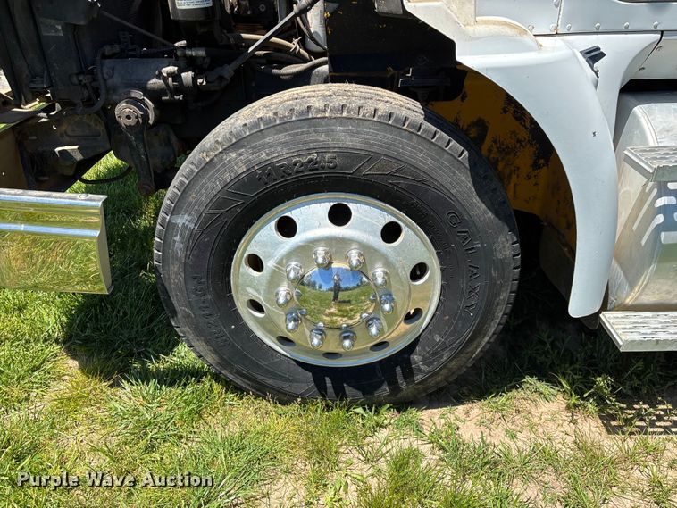 image for item FG0351 2001 International 9200i semi truck