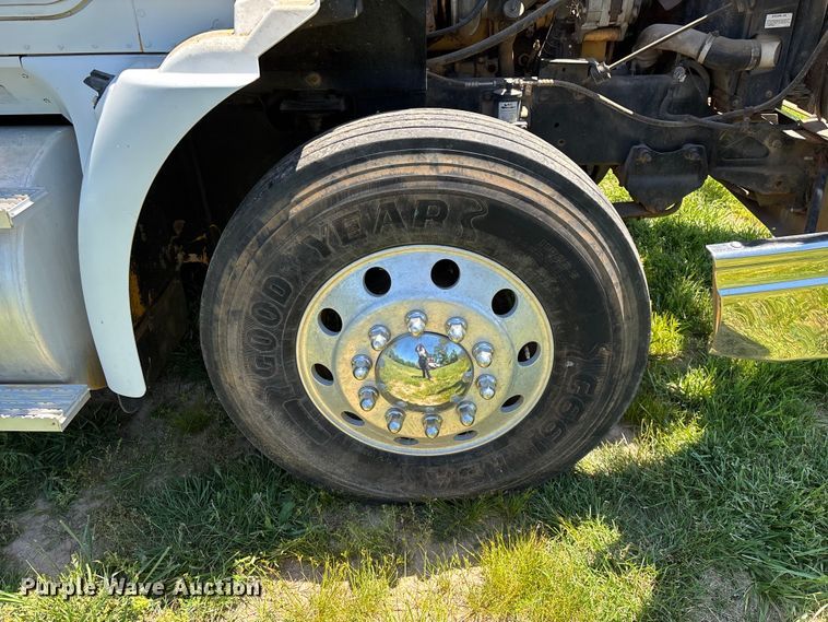 image for item FG0351 2001 International 9200i semi truck