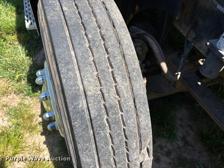 image for item FG0351 2001 International 9200i semi truck