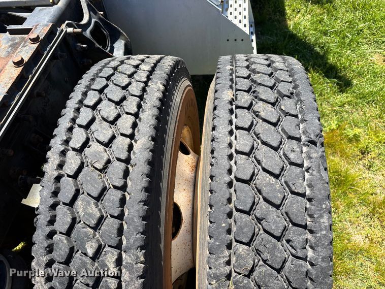 image for item FG0351 2001 International 9200i semi truck