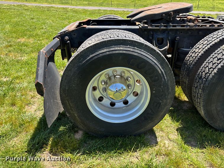 image for item FG0351 2001 International 9200i semi truck