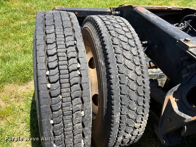 image for item FG0351 2001 International 9200i semi truck