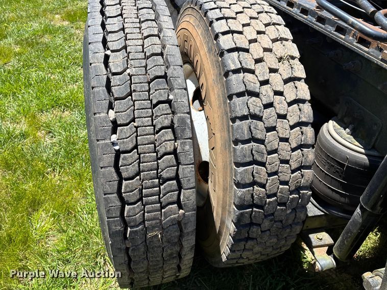 image for item FG0351 2001 International 9200i semi truck