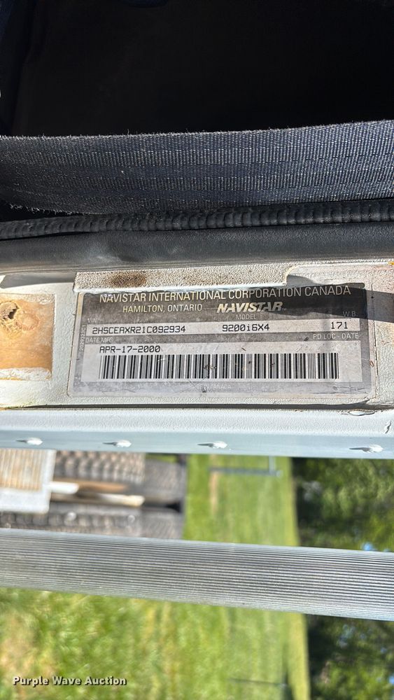 image for item FG0351 2001 International 9200i semi truck