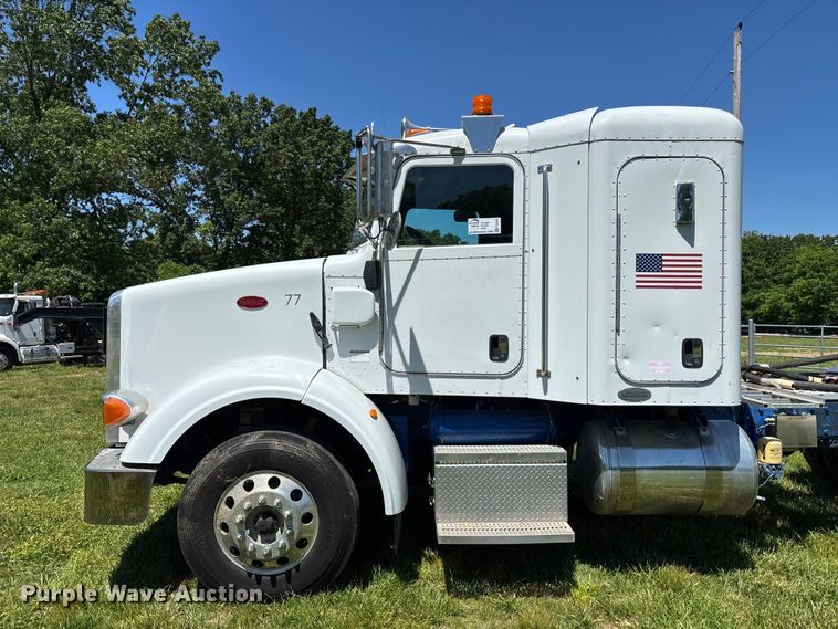 image for item FG0352 2012 Peterbilt 365 semi truck
