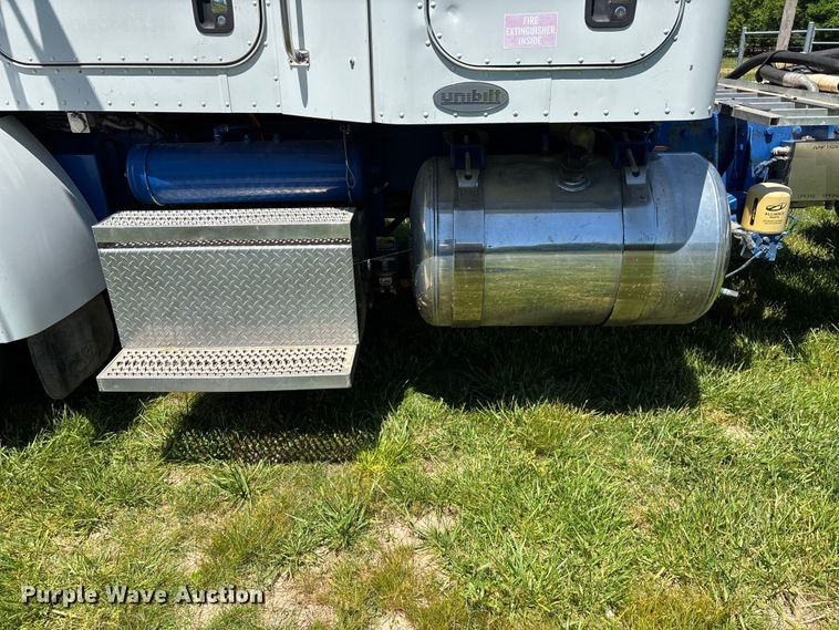 image for item FG0352 2012 Peterbilt 365 semi truck