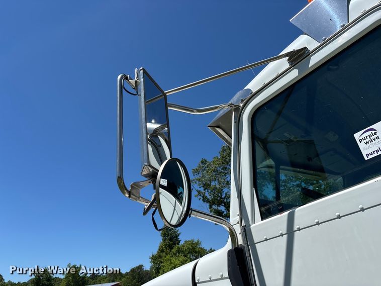 image for item FG0352 2012 Peterbilt 365 semi truck