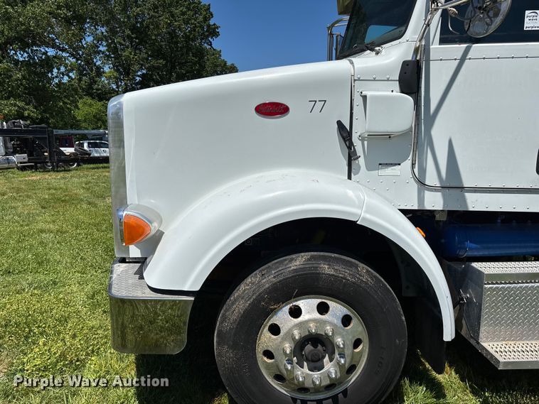 image for item FG0352 2012 Peterbilt 365 semi truck