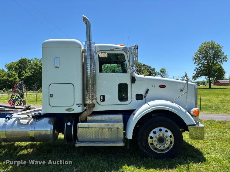image for item FG0352 2012 Peterbilt 365 semi truck