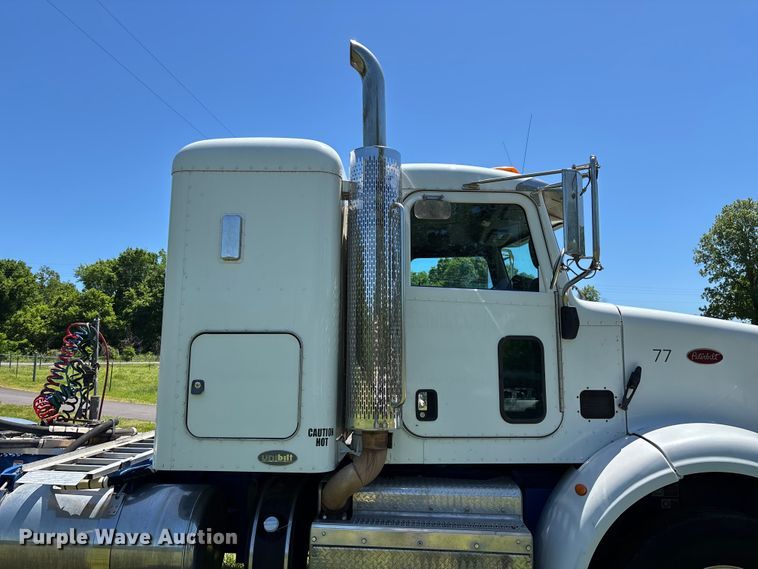 image for item FG0352 2012 Peterbilt 365 semi truck