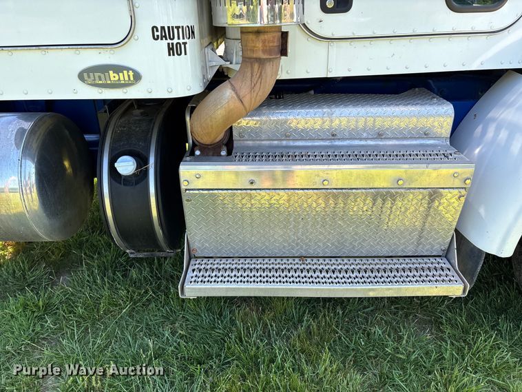 image for item FG0352 2012 Peterbilt 365 semi truck