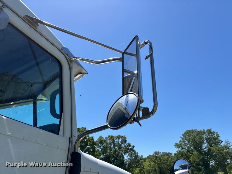 image for item FG0352 2012 Peterbilt 365 semi truck