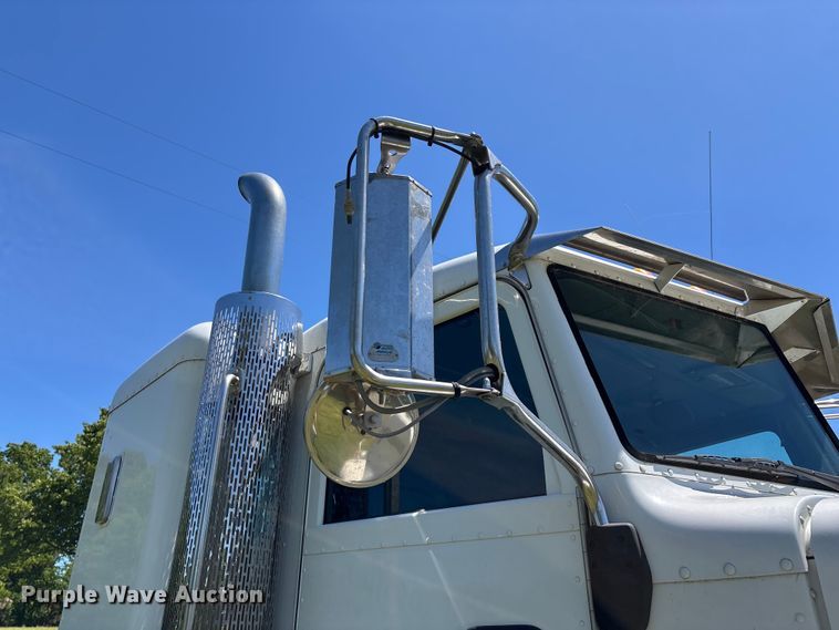image for item FG0352 2012 Peterbilt 365 semi truck