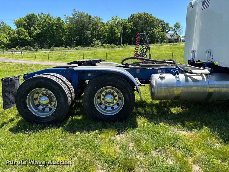 image for item FG0352 2012 Peterbilt 365 semi truck