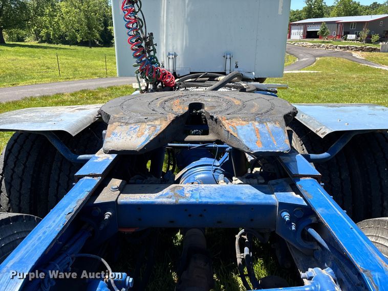 image for item FG0352 2012 Peterbilt 365 semi truck