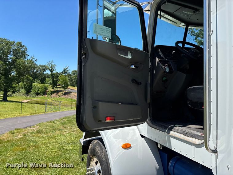 image for item FG0352 2012 Peterbilt 365 semi truck