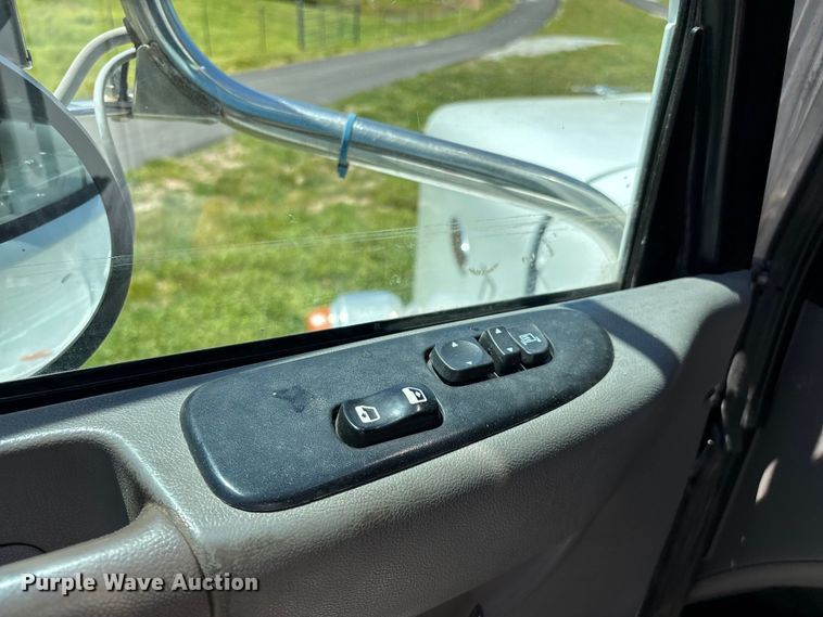 image for item FG0352 2012 Peterbilt 365 semi truck