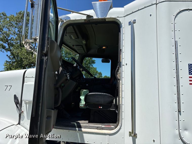 image for item FG0352 2012 Peterbilt 365 semi truck