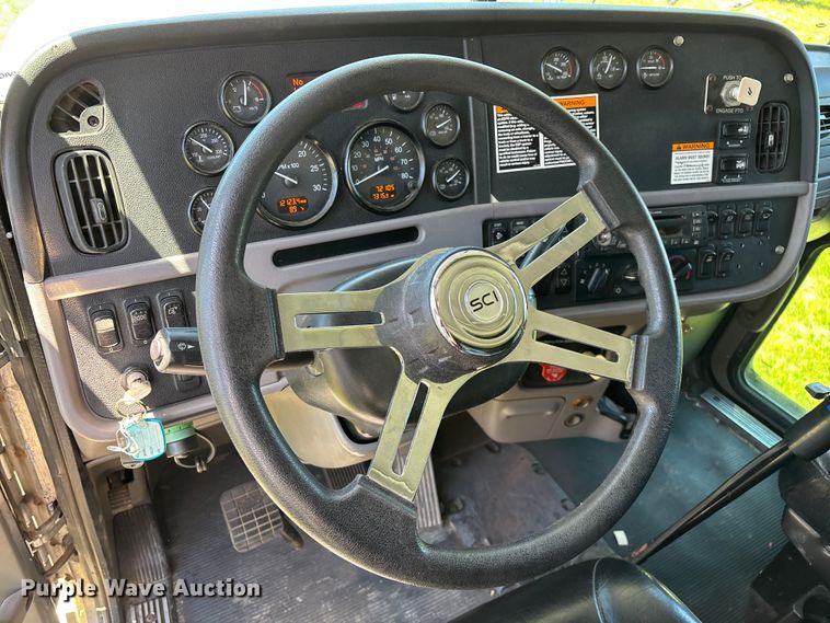 image for item FG0352 2012 Peterbilt 365 semi truck