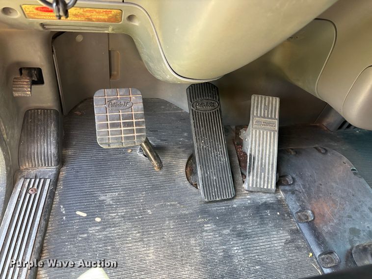 image for item FG0352 2012 Peterbilt 365 semi truck