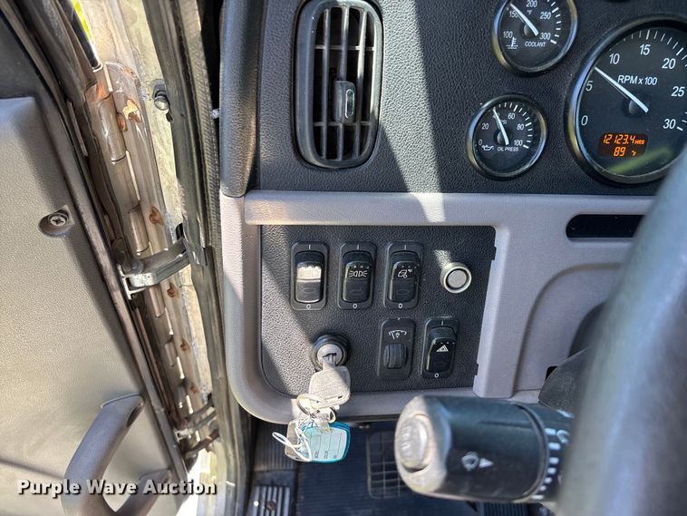 image for item FG0352 2012 Peterbilt 365 semi truck