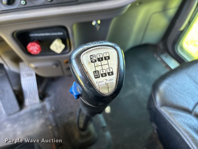 image for item FG0352 2012 Peterbilt 365 semi truck