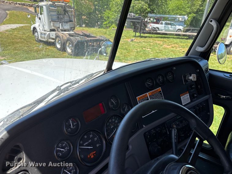 image for item FG0352 2012 Peterbilt 365 semi truck