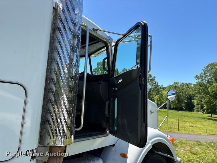 image for item FG0352 2012 Peterbilt 365 semi truck