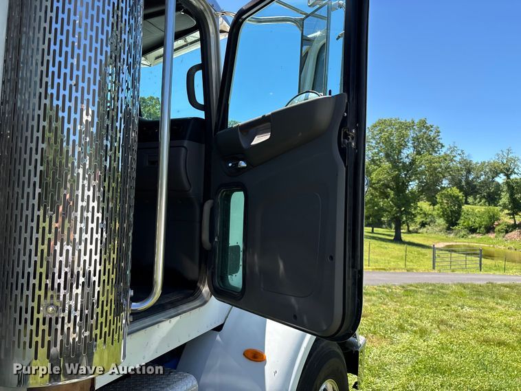 image for item FG0352 2012 Peterbilt 365 semi truck