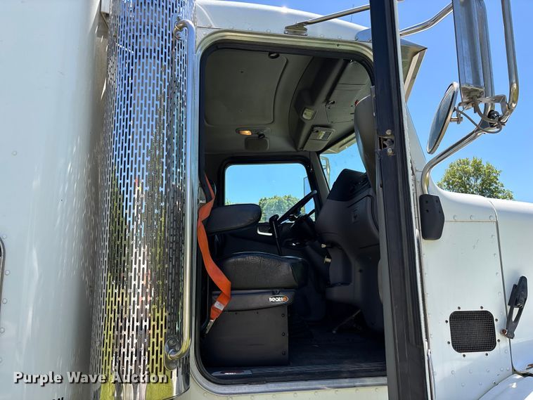 image for item FG0352 2012 Peterbilt 365 semi truck