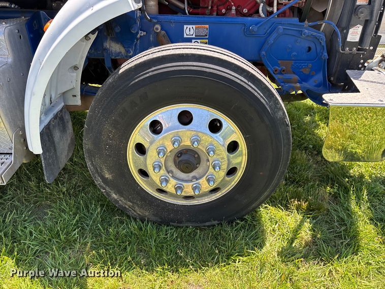 image for item FG0352 2012 Peterbilt 365 semi truck