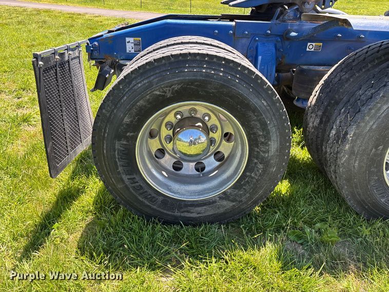 image for item FG0352 2012 Peterbilt 365 semi truck