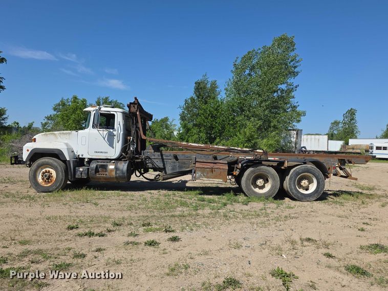 image for item FH6024 1994 Mack RD690S roll-off container truck