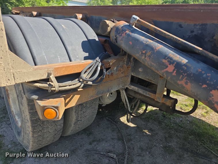 image for item FH6024 1994 Mack RD690S roll-off container truck
