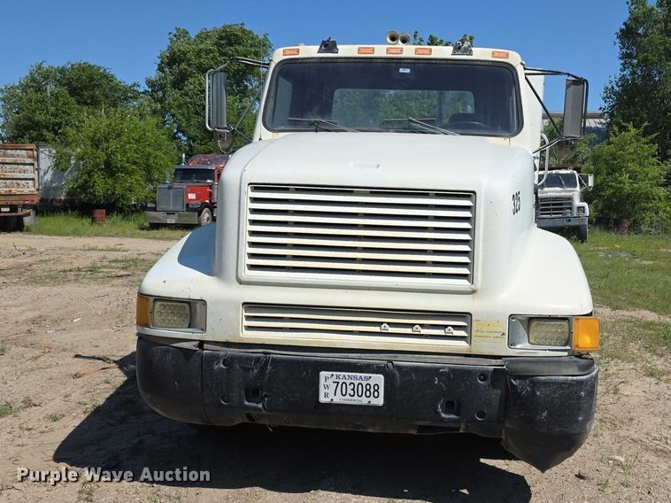 image for item FH6025 1988 International 8300 semi truck
