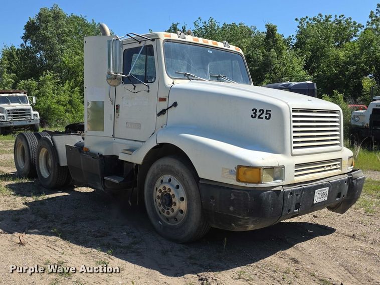 image for item FH6025 1988 International 8300 semi truck