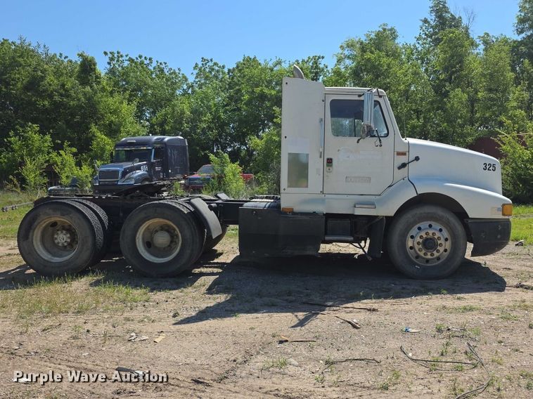 image for item FH6025 1988 International 8300 semi truck