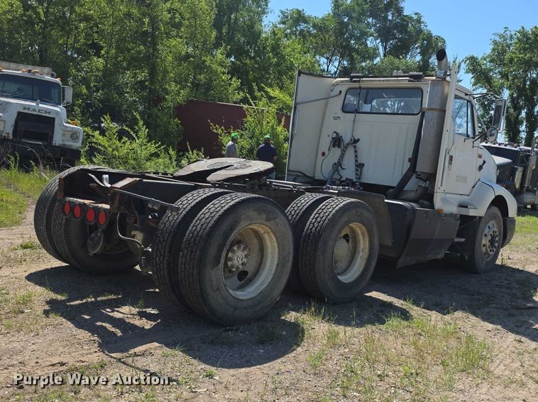 image for item FH6025 1988 International 8300 semi truck