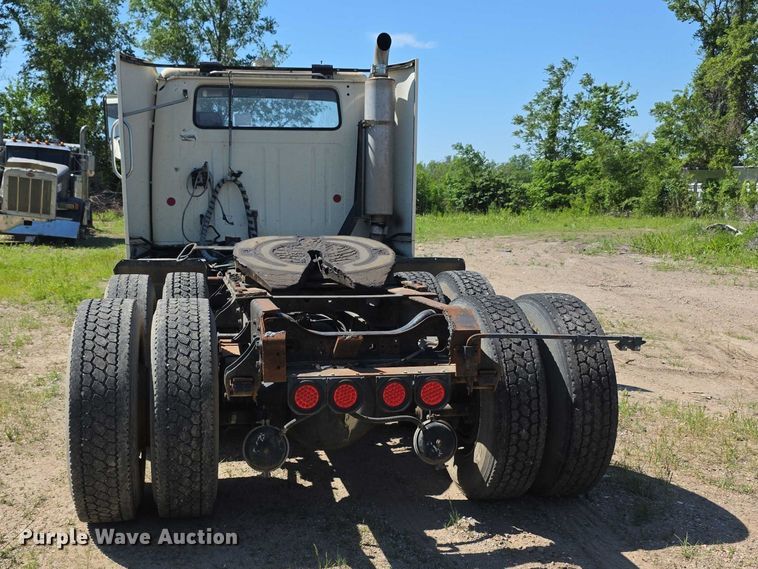 image for item FH6025 1988 International 8300 semi truck