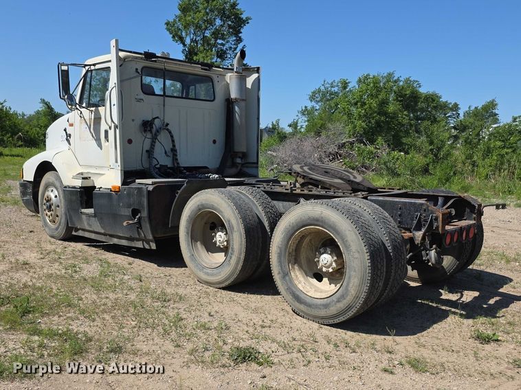 image for item FH6025 1988 International 8300 semi truck