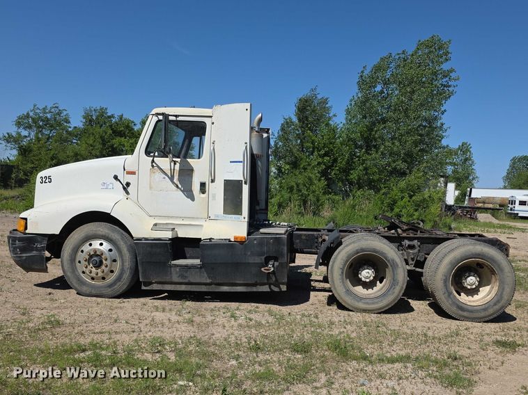 image for item FH6025 1988 International 8300 semi truck