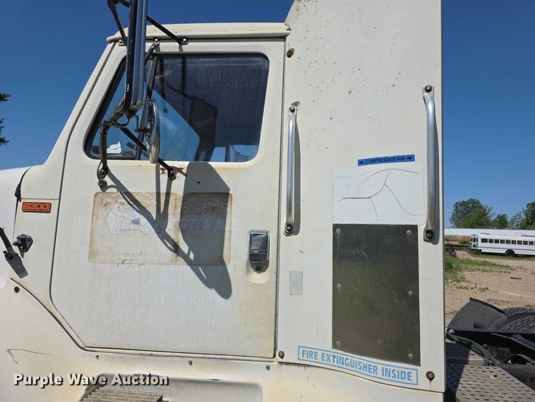 image for item FH6025 1988 International 8300 semi truck