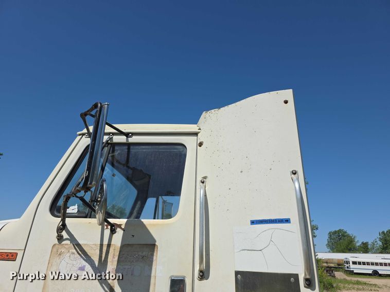 image for item FH6025 1988 International 8300 semi truck