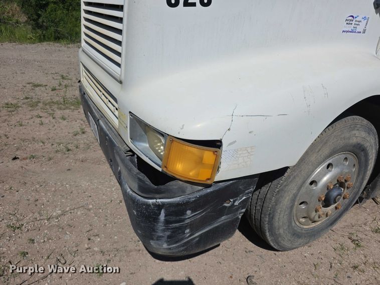 image for item FH6025 1988 International 8300 semi truck