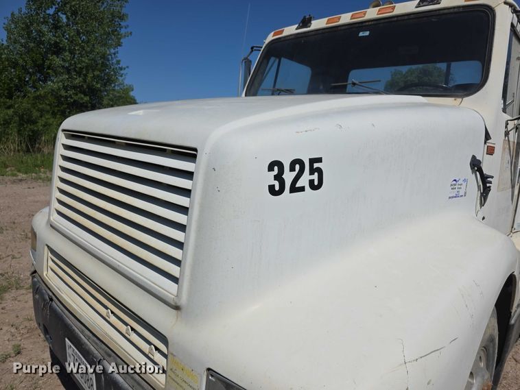 image for item FH6025 1988 International 8300 semi truck