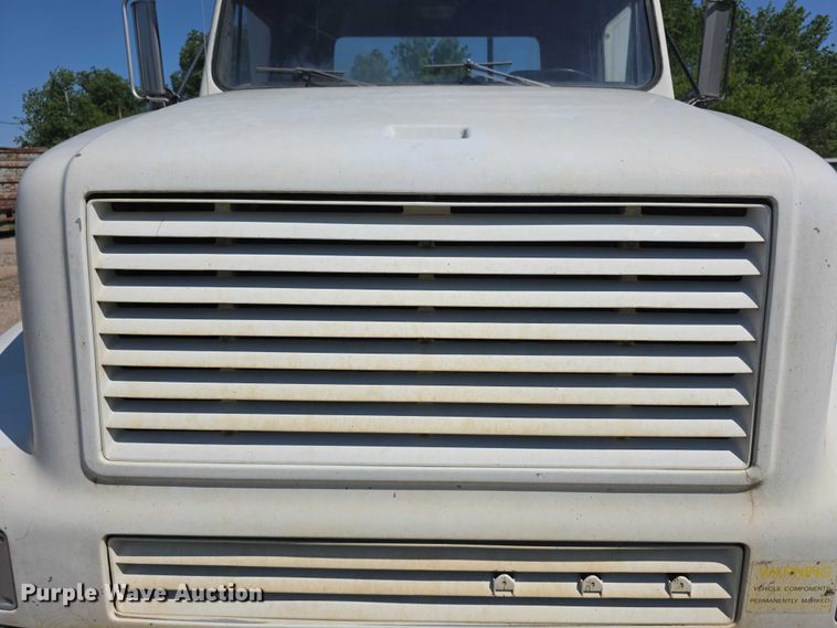 image for item FH6025 1988 International 8300 semi truck