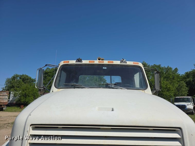 image for item FH6025 1988 International 8300 semi truck