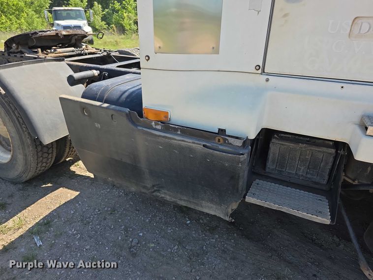 image for item FH6025 1988 International 8300 semi truck