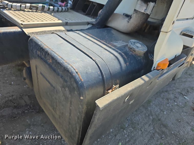image for item FH6025 1988 International 8300 semi truck