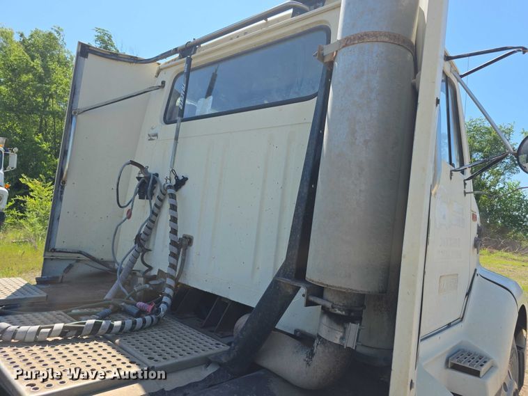 image for item FH6025 1988 International 8300 semi truck
